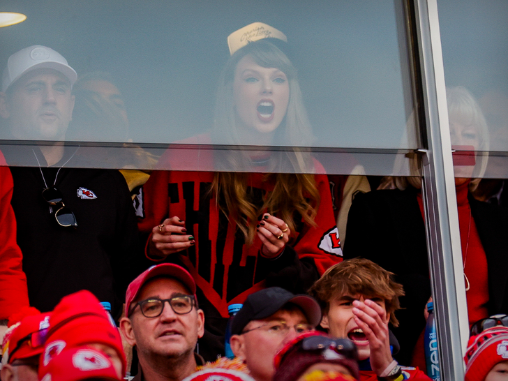 Taylor Swift Cheers At The Chiefs vs. Bills Game