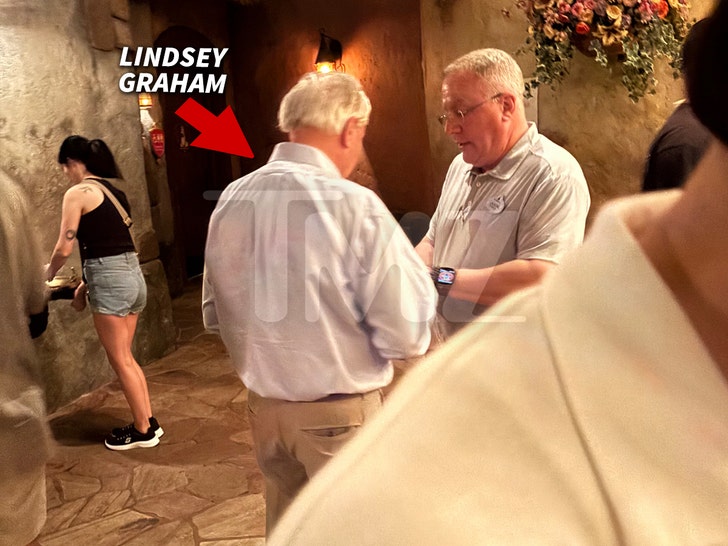 lindsey graham bij disney world met speelgoed tmz 3