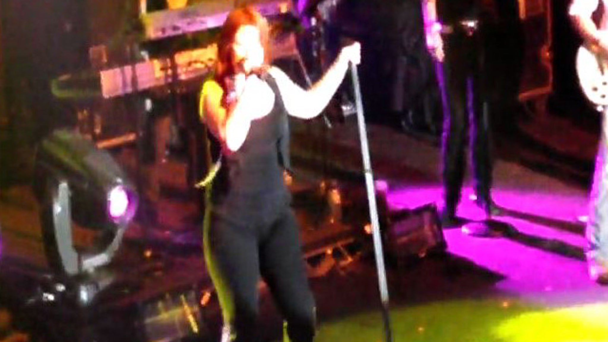 Kelly Clarkson Takes Pee Break During Concert Kelly Clarkson Takes Pee Break During Concert