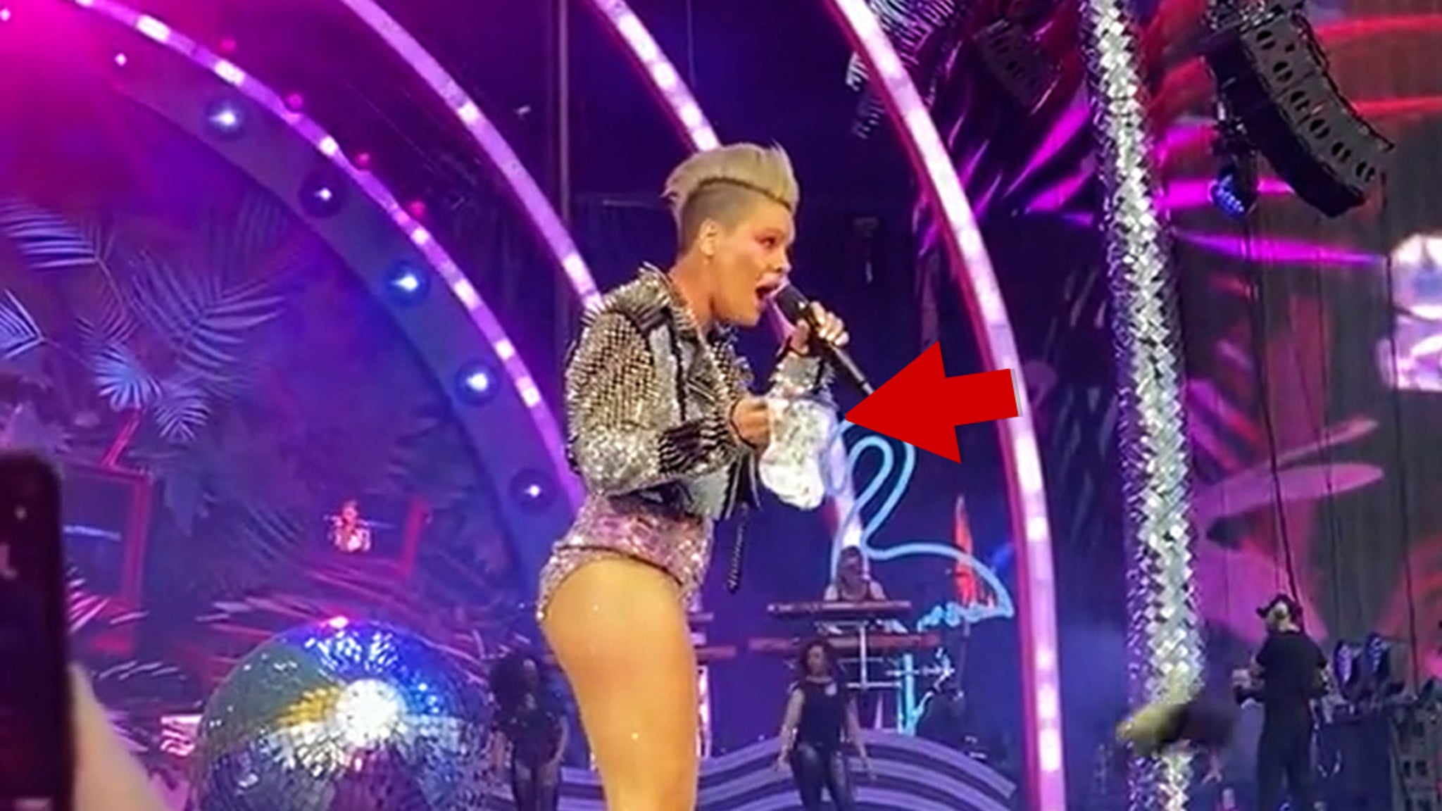 Pink Fan Throws Mother s Ashes Onstage Leaving Singer Confused