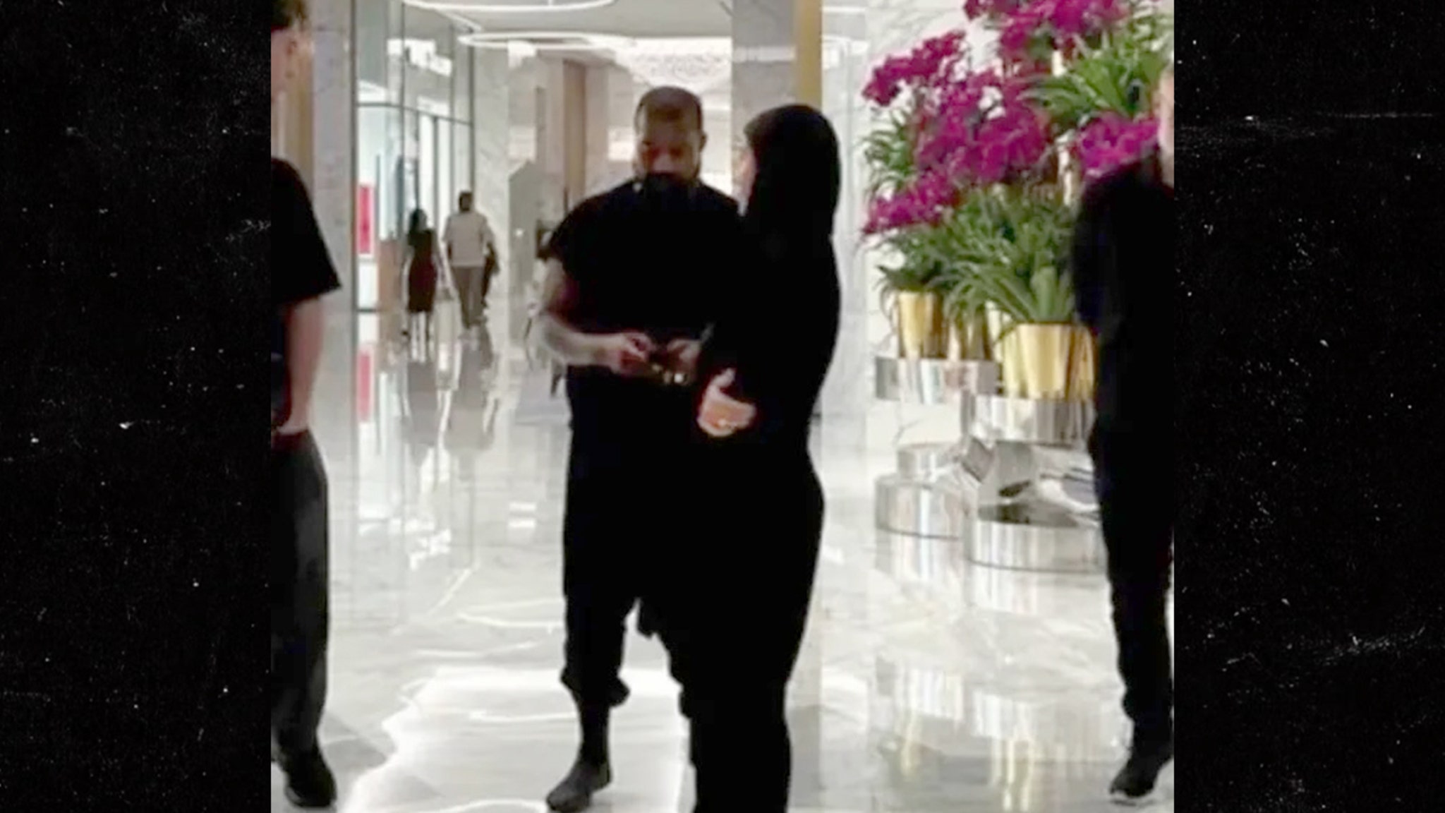 Kanye West et Bianca Censori font un choix de chaussures bancal au Dubai Mall