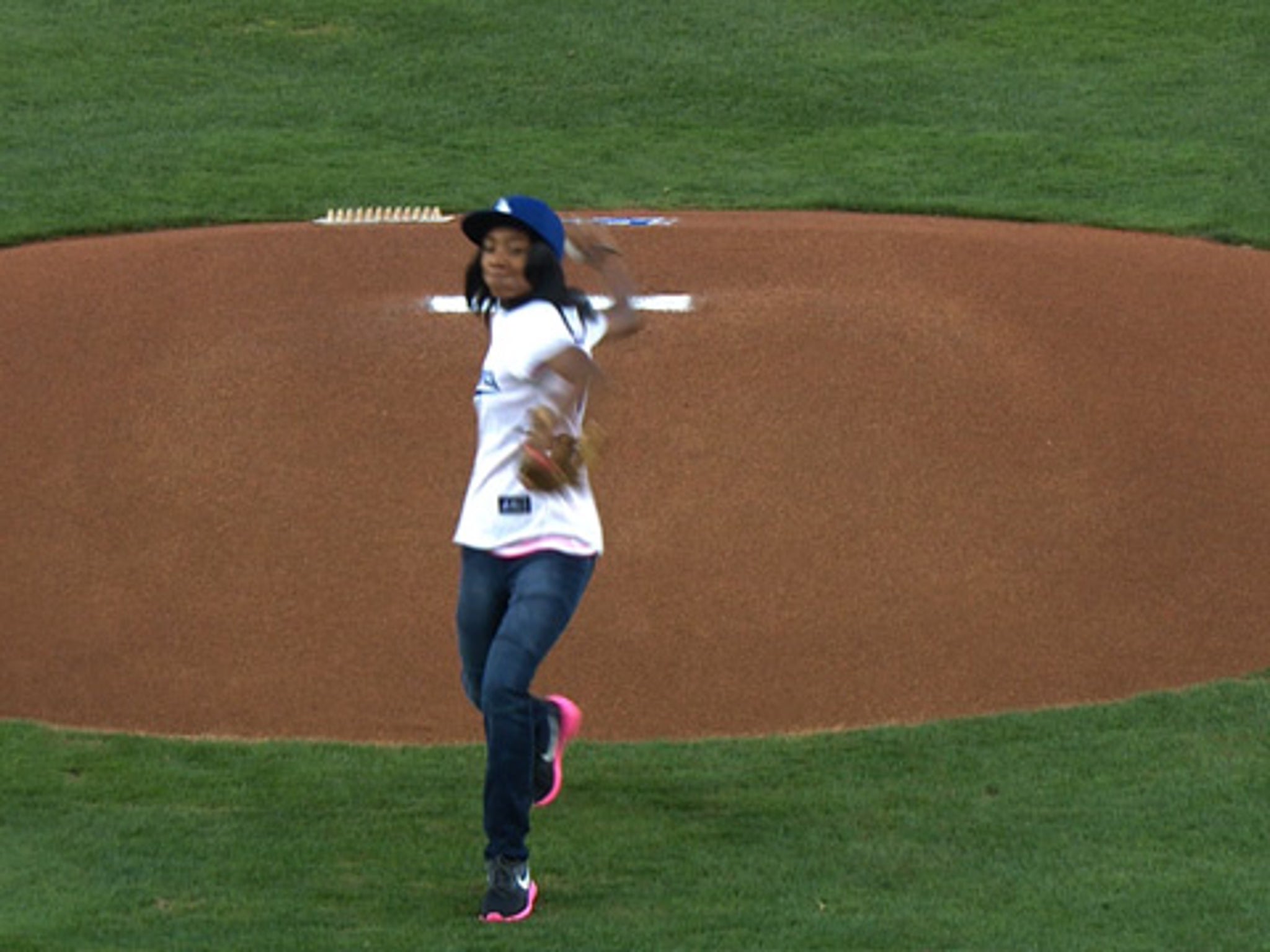 Mo'ne Davis Throws First Pitch at LA Dodgers Game