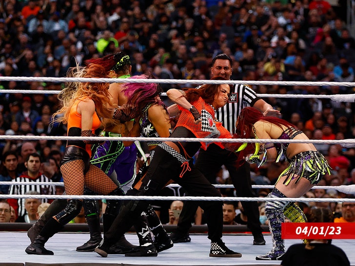 Becky Lynch, Lita, And Trish Stratus Beat Damage CTRL At WrestleMania 39 -  Wrestlezone