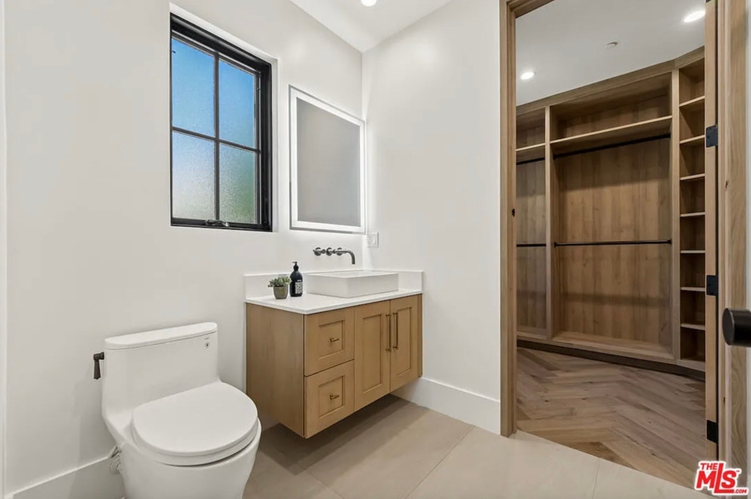 Peta Murgatroyd and Maks Chmerkovskiy Lists L.A. Home For Rent 4