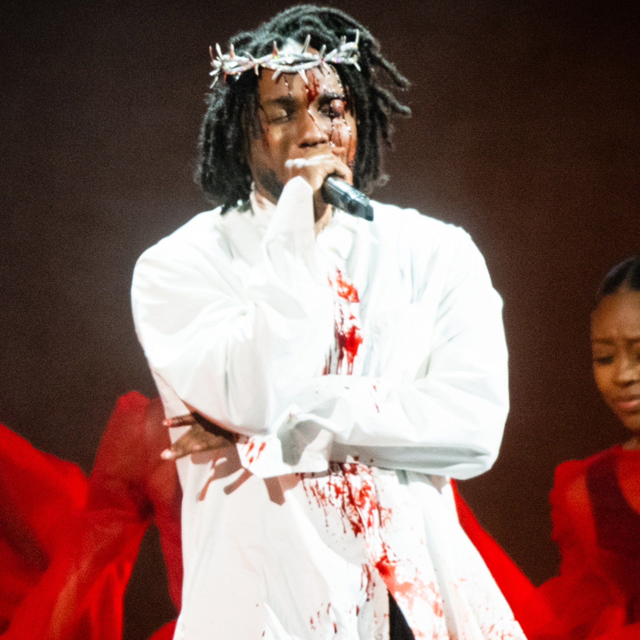 Kendrick Lamar Wears Crown Of Thorns And High Heals While Performing At  Louis Vuitton Fashion Show 