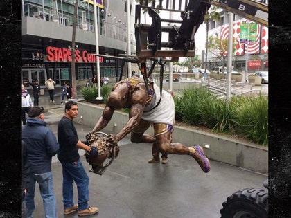 0322_shaq_statue-staples-center