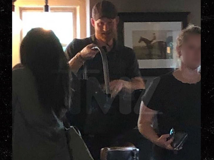 Prince Harry and Meghan Markle -- Pub Crawl With Archie