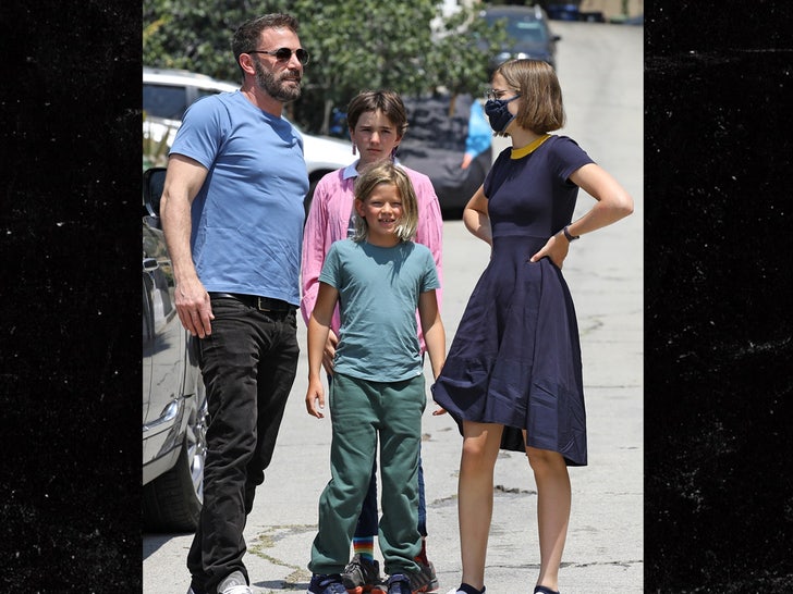 0815 ben affleck and kids backgrid 2