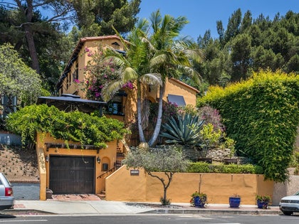 Garret Hedlund Emma Roberts Sell Los Angeles Home Photos 0