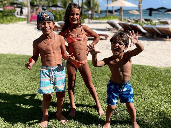 Jesse James Decker defiende los abdominales marcados de los niños, Eric Decker es cofirmante