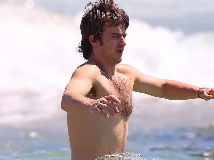 0212-joe-keery-shirtless-australia-sub-2