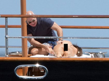 0520-Jeff-Bezos-Lauren-Sanchez-Handsy-In-France-SUB-2