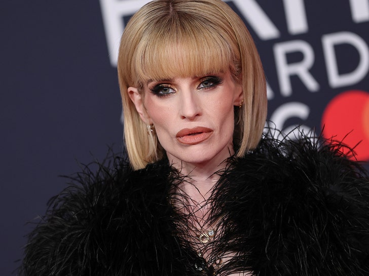 Report Reveals How Kelly Osbourne's Friends Are Reacting To Her Dramatic Weight Loss