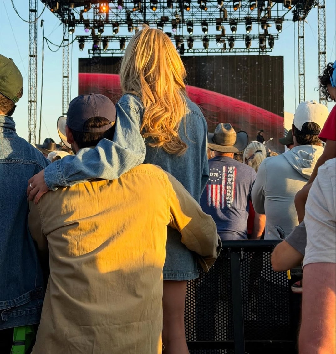 Sydney Sweeney Scooter Braun Stagecoach 5