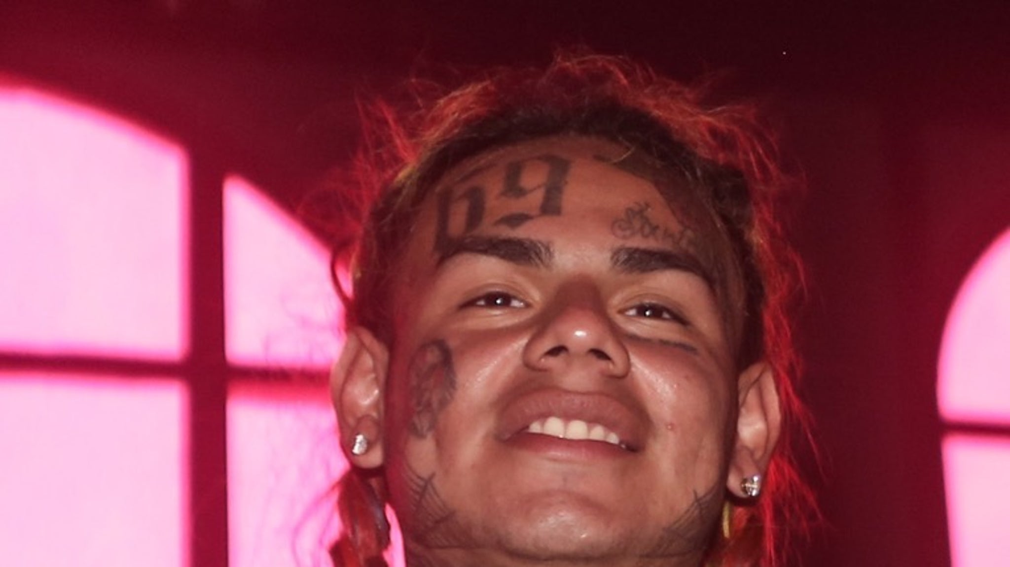 Tekashi69 Gets Nude in Club