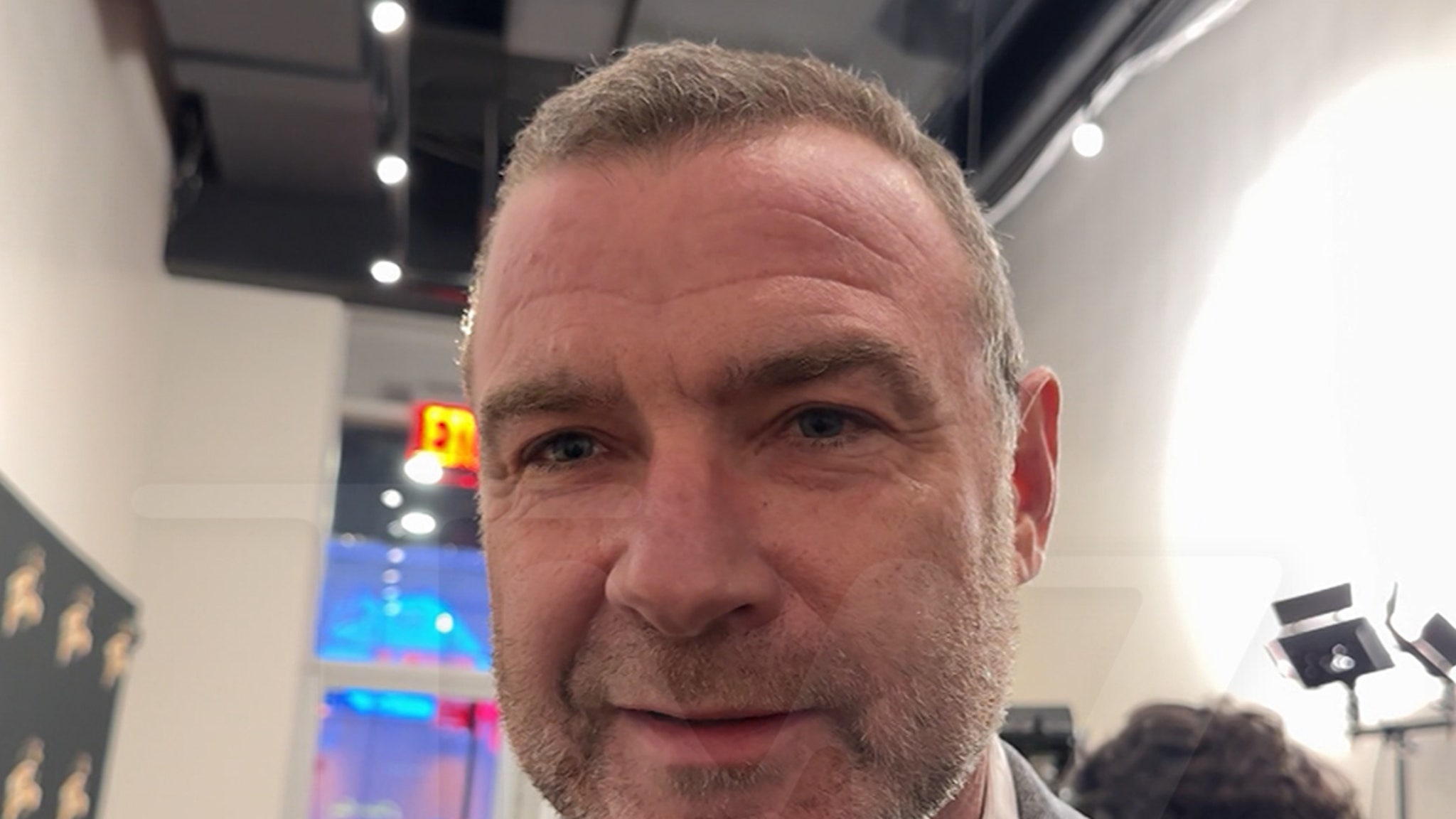 Liev Schreiber mengatakan anak perempuan bukan bayi nepo setelah pertunjukan modeling Paris -nya