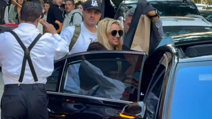 101526 britney arrival kal