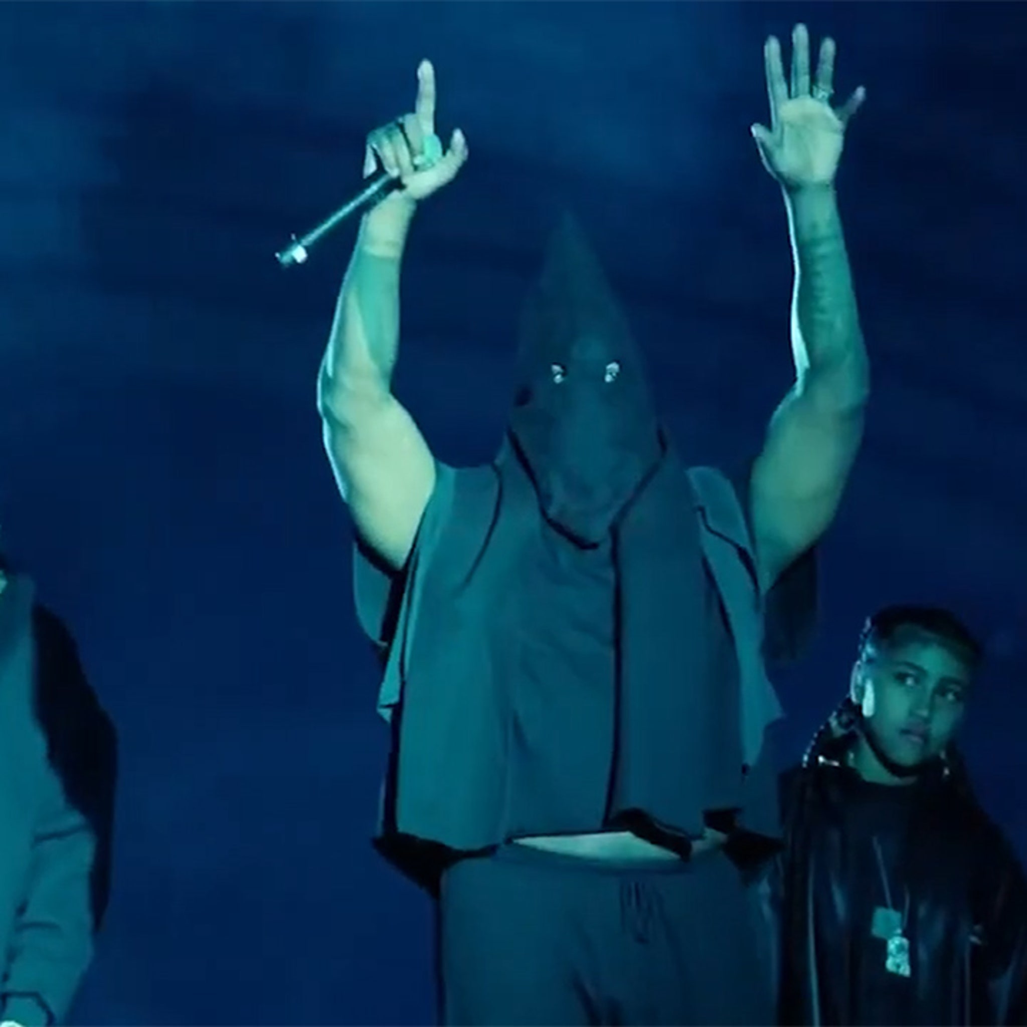 Kanye West usa roupa similar a da Ku Klux Klan e causa polêmica