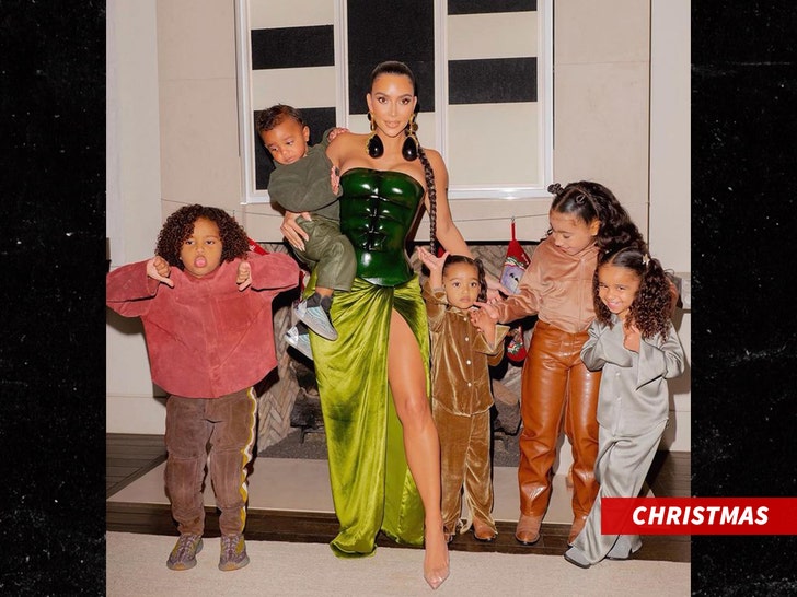 0105-kim-kardashian-Christmas-instagram-01