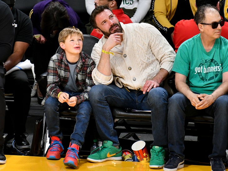 Ben Affleck, Lakers Vs.'de Oğlu Samuel ile Saha Kenarında Oturuyor Celtics Oyunu