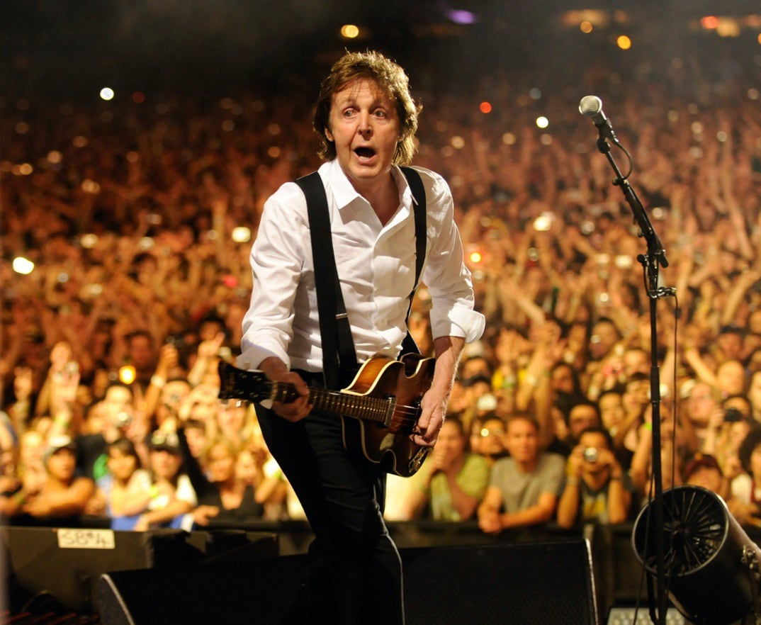 2009: Paul McCartney performs