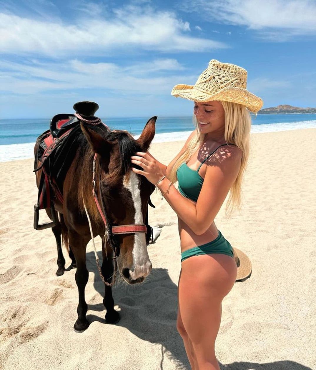 0930 Livvy Dunne Hot Shots 1