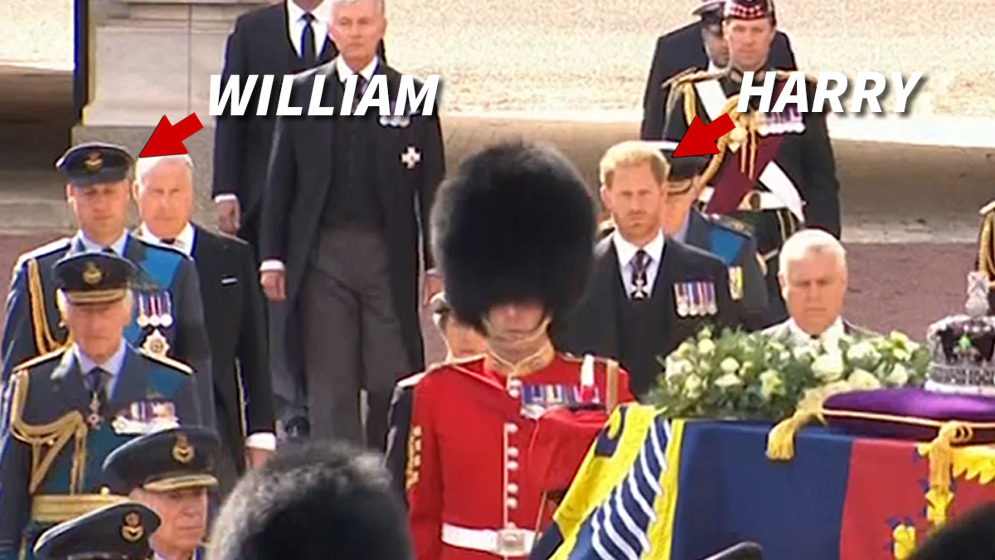 Harry a William kráčajú za truhlou kráľovnej, ktorá sa teraz nachádza v štáte