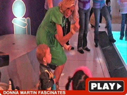 Tori Spelling: Click to watch
