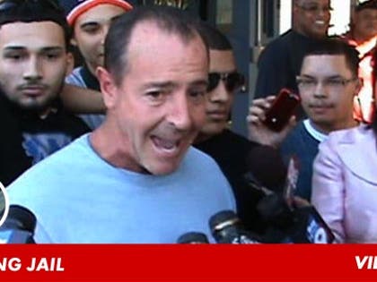 1026_michael_lohan_leaving_jail