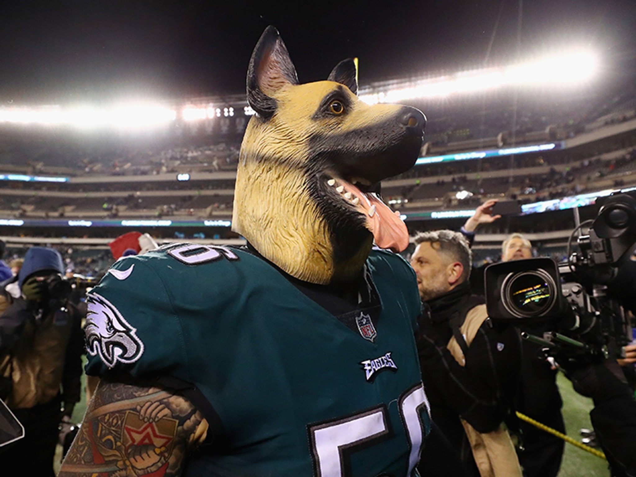 LOOK: Chris Long barks at fans and breaks out the dog mask to celebrate  Eagles win 