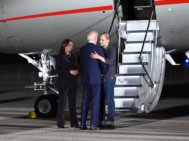 0802-President-Biden-and-Kamala-Harris-greet-hostages-released-from-russia-photos-primary-2