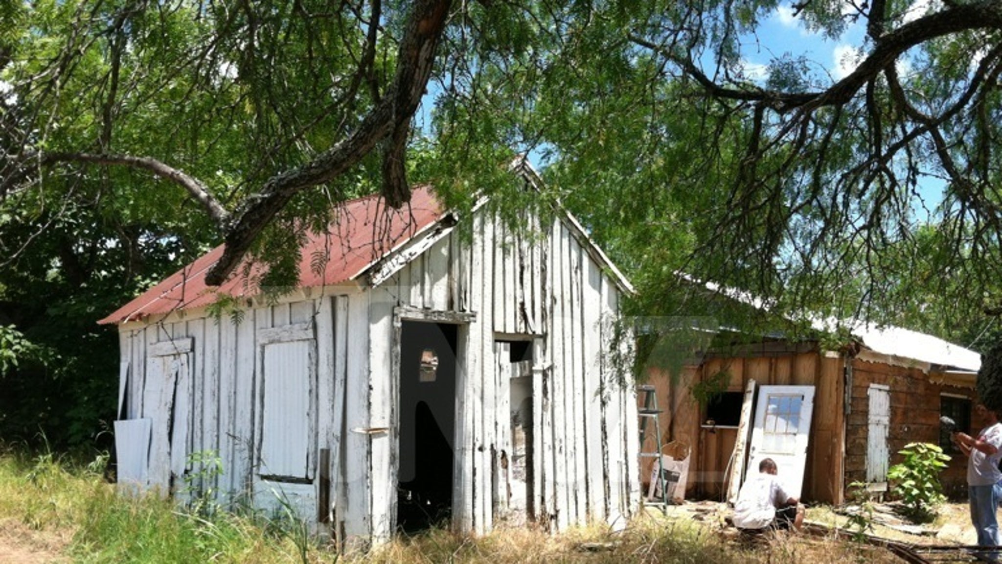"Texas Chainsaw Massacre" Set Spend the Night In A Cabin