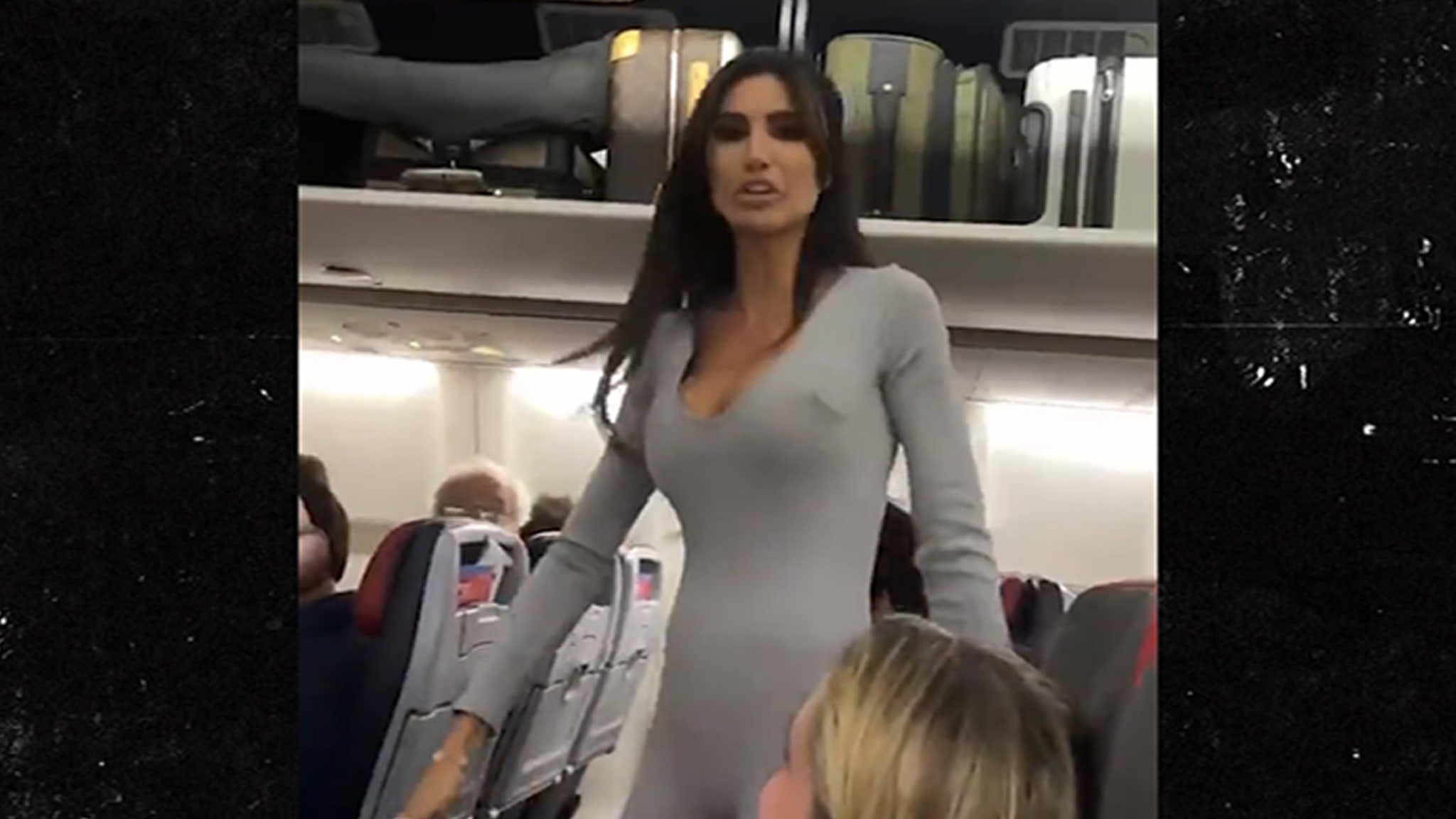 Seksowna kobieta w garniturze wysiada z samolotu i twierdzi, że jest sławna na IG