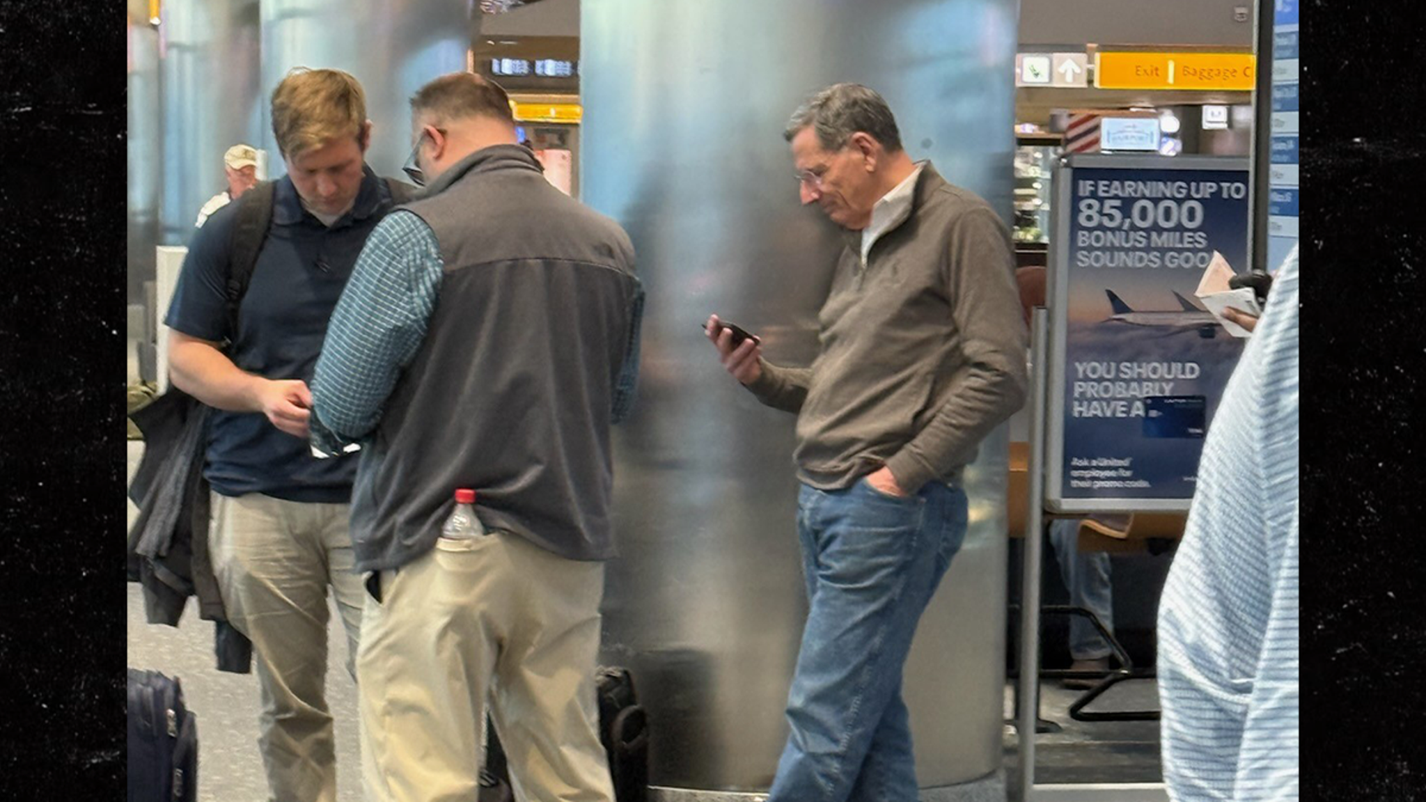 Senator John Barrasso gefotografeerd op de luchthaven tijdens de sluiting na het verlaten van DC