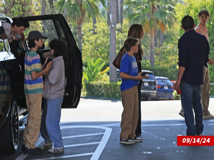 091924 ben affleck jennifer lopez dengan anak-anak hotel beverly hills