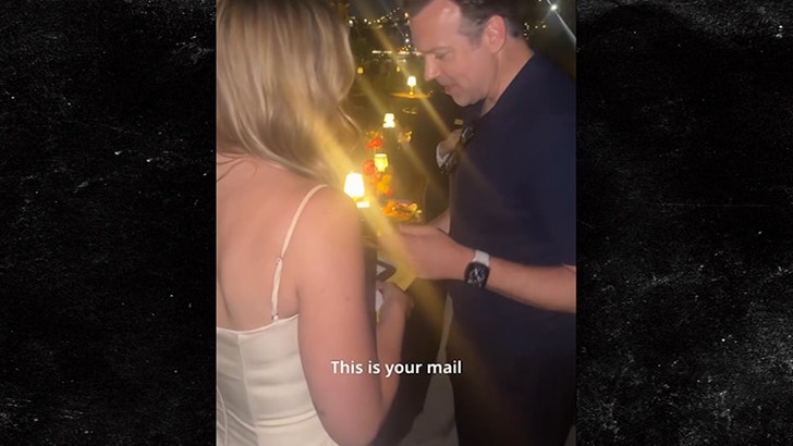 jason-sudeikis-fan-giving-mail-kal-08-06-2026