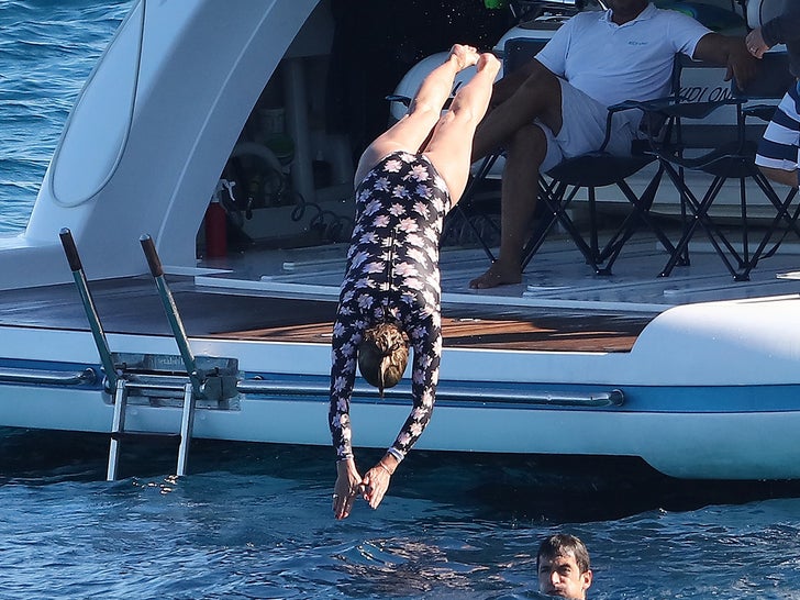 0809-cameron-Diaz-Benji-Madden-Vacation-Saint-Tropez-yacht-photos-diving-sub