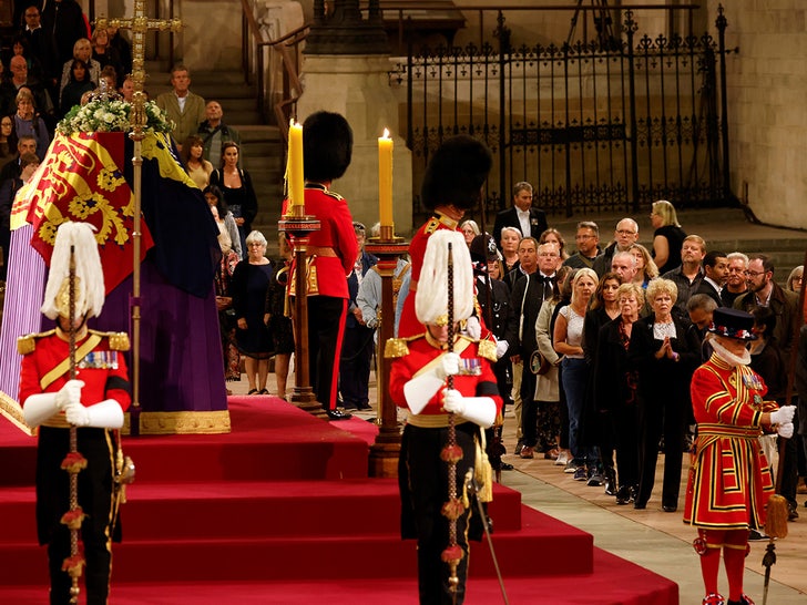 0916 Mourners wait to see the queen getty 6