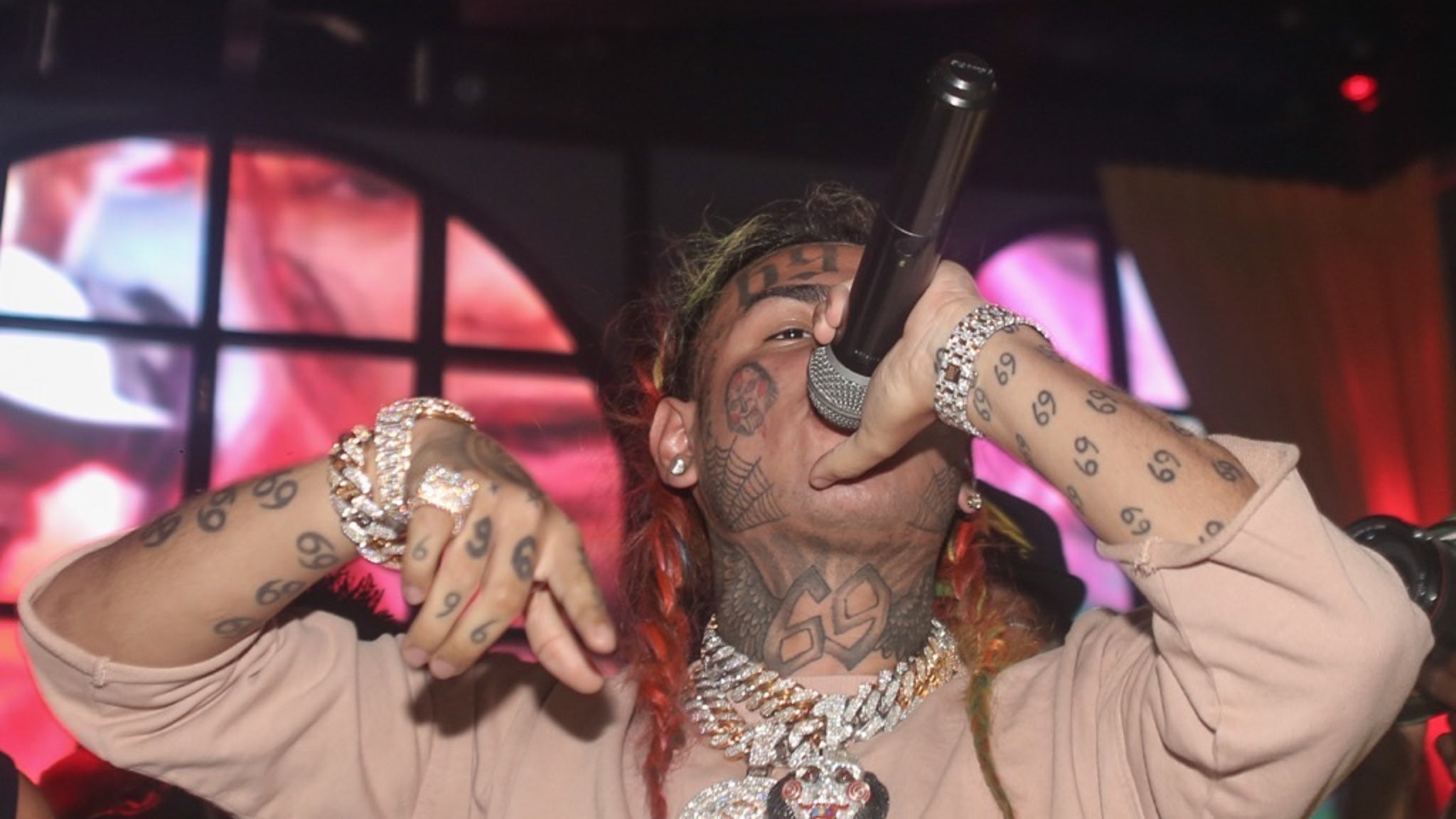 Tekashi69 Gets Nude in Club