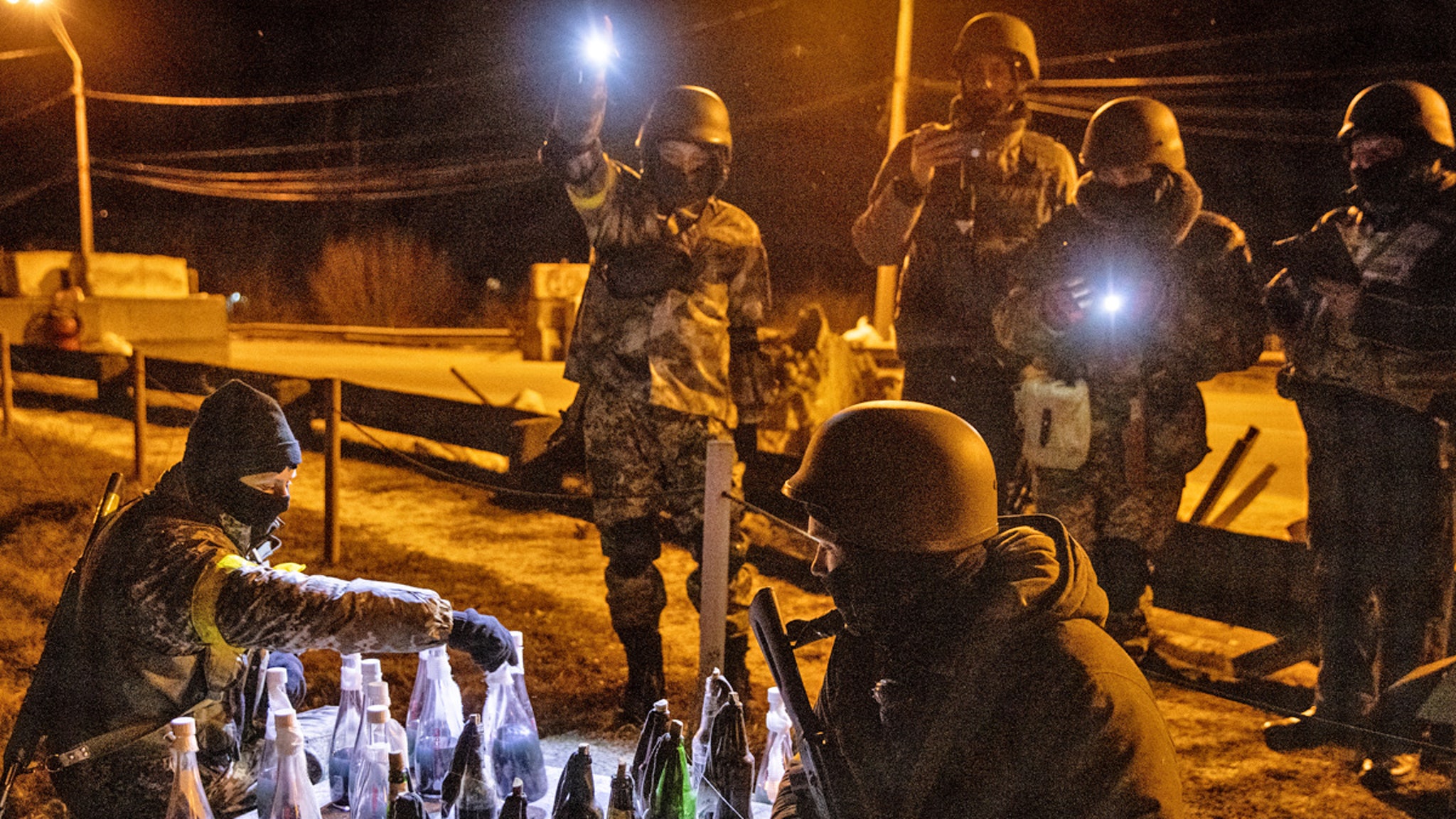 Les troupes ukrainiennes jouent aux dames avec des cocktails Molotov