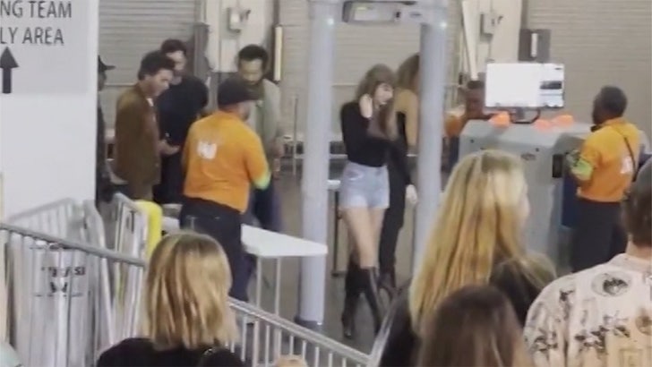 Taylor Swift Shows Up in Person Again for Travis Kelce's Game Against Jets