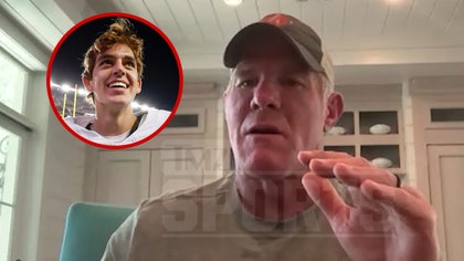 090825_brett_favre_arch_manning_kal