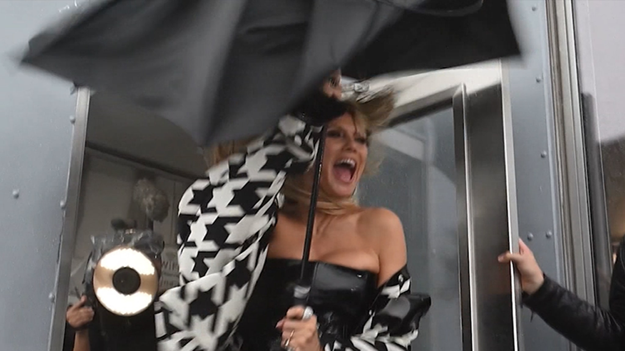 Heidi Klum Struggles With Umbrella in Gale Force Wind on NYC Rooftop, on Video Heidi Klum Struggles With Umbrella in Gale Force Wind on NYC Rooftop, on Video