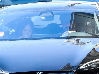 0322-ben-affleck-jennifer-lopez-mcdonalds-drive-through-burgers-fries-photos-primary-2