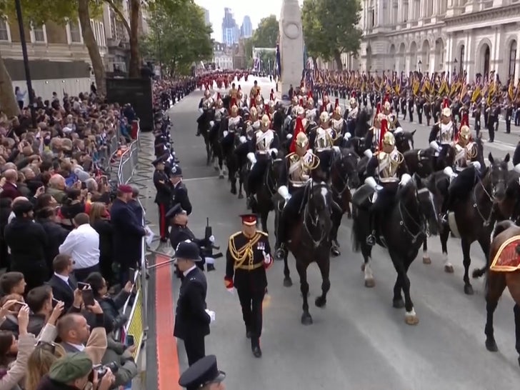 Kraliçe'nin Cenazesi Eşi Görülmemiş Güvenlikle Londra'da Büyük Kalabalıkları Çekti