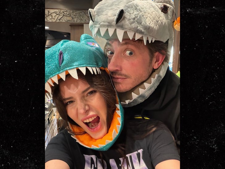 0225-bella-thorne-mark-emms-universal-studios-sub1