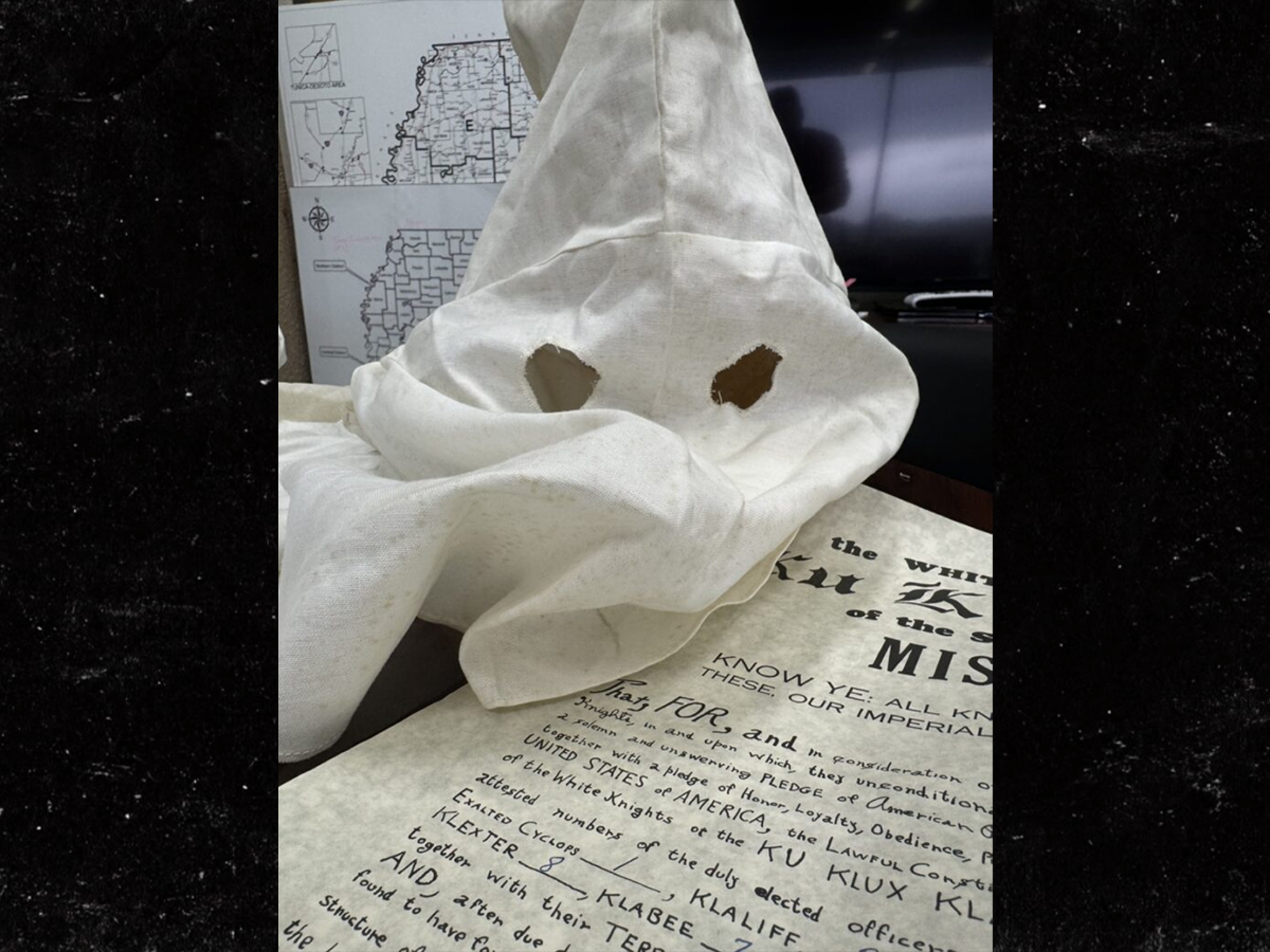 バッグ kkk Ku Klux Klan Artifacts Discovered in Mississippi Dept. of Public