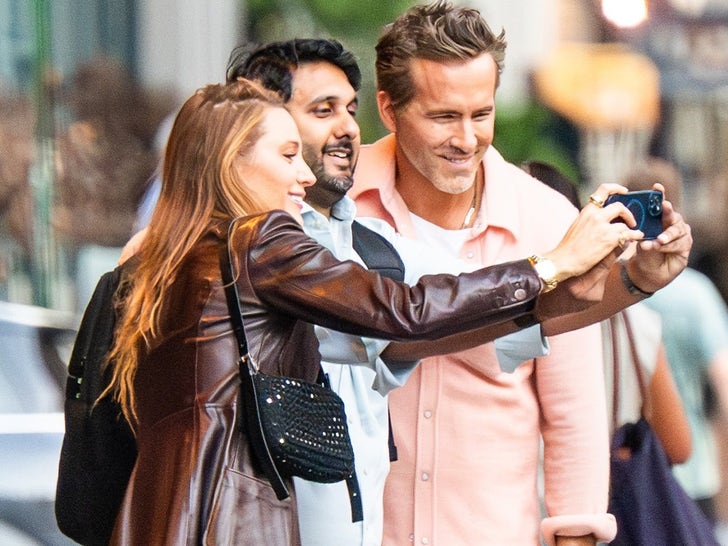 0610-Blake-Lively-Ryan-Reynolds-Fan-Selfie-SUB
