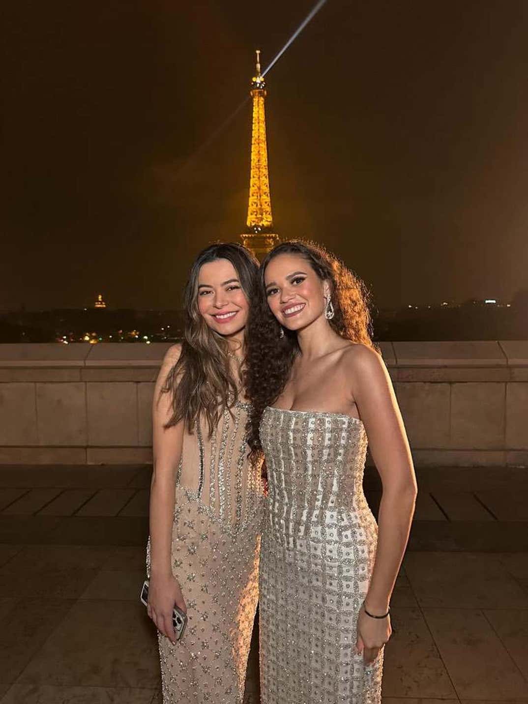 Miranda Cosgrove and Madison Pettis