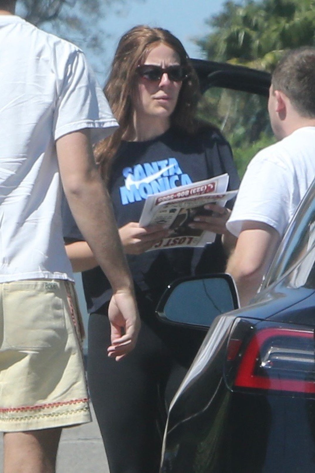 Kaia Gerber Friends Look For Cat 0008